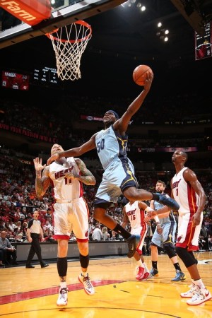  莫兰特暴力扣篮点燃赛场灰熊击败爵士结束两连败  