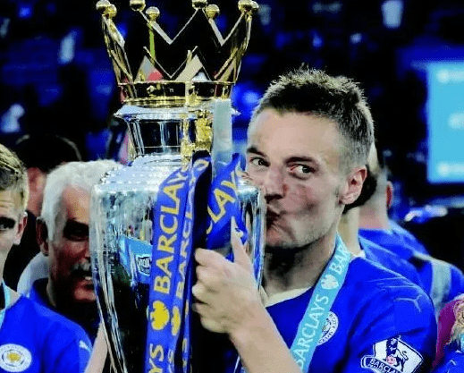  莱斯特城传奇瓦尔迪宣布退役，球迷集体致敬功勋  